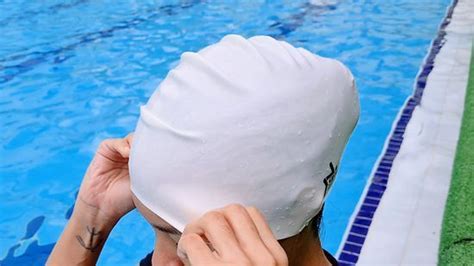 How to Wear a Swim Cap: A Dive into the Art of Aquatic Headwear and the Mysteries of Underwater Fashion